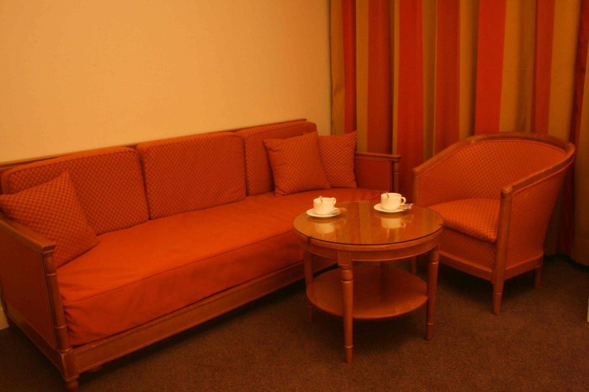 Le Grand Monarque Hotel Melun Buitenkant foto