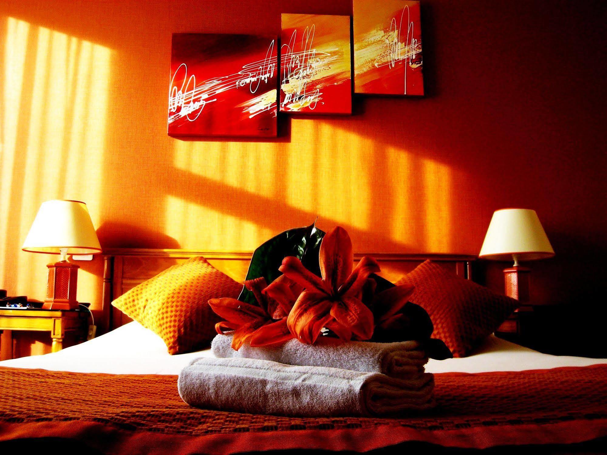 Le Grand Monarque Hotel Melun Buitenkant foto