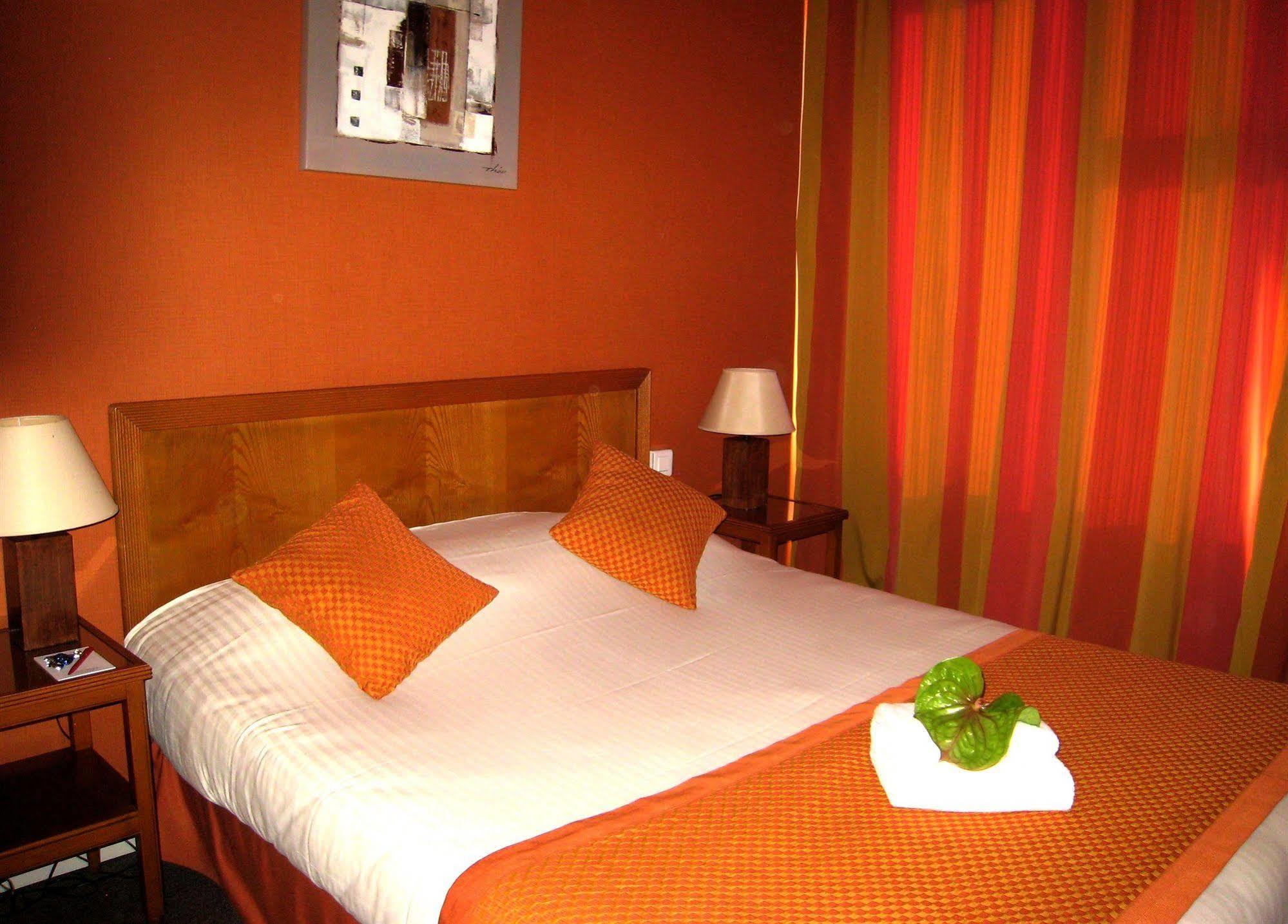 Le Grand Monarque Hotel Melun Buitenkant foto