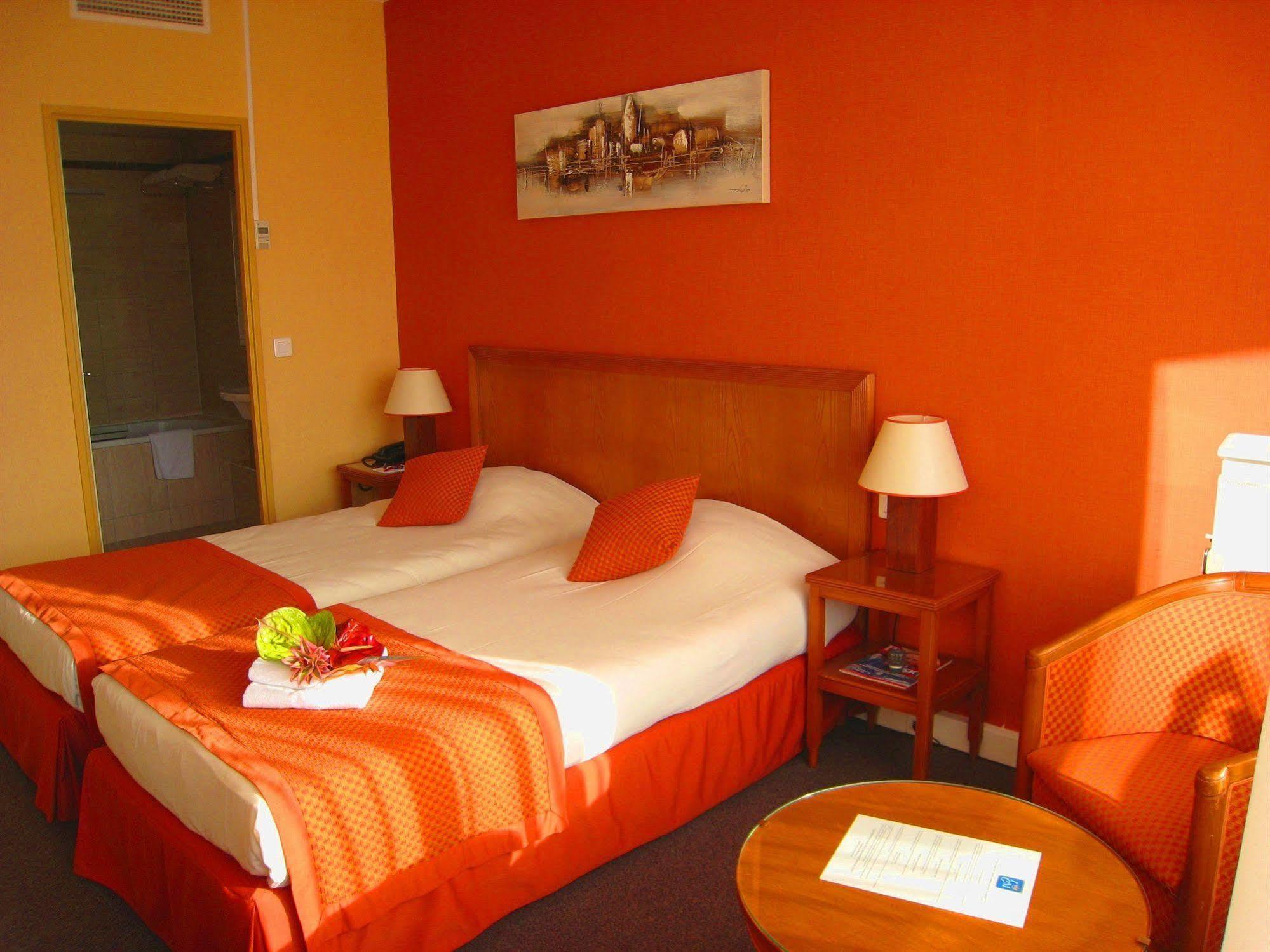 Le Grand Monarque Hotel Melun Buitenkant foto